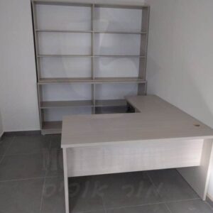 שולחן מזכירה בשילוב מדפי קלסרים